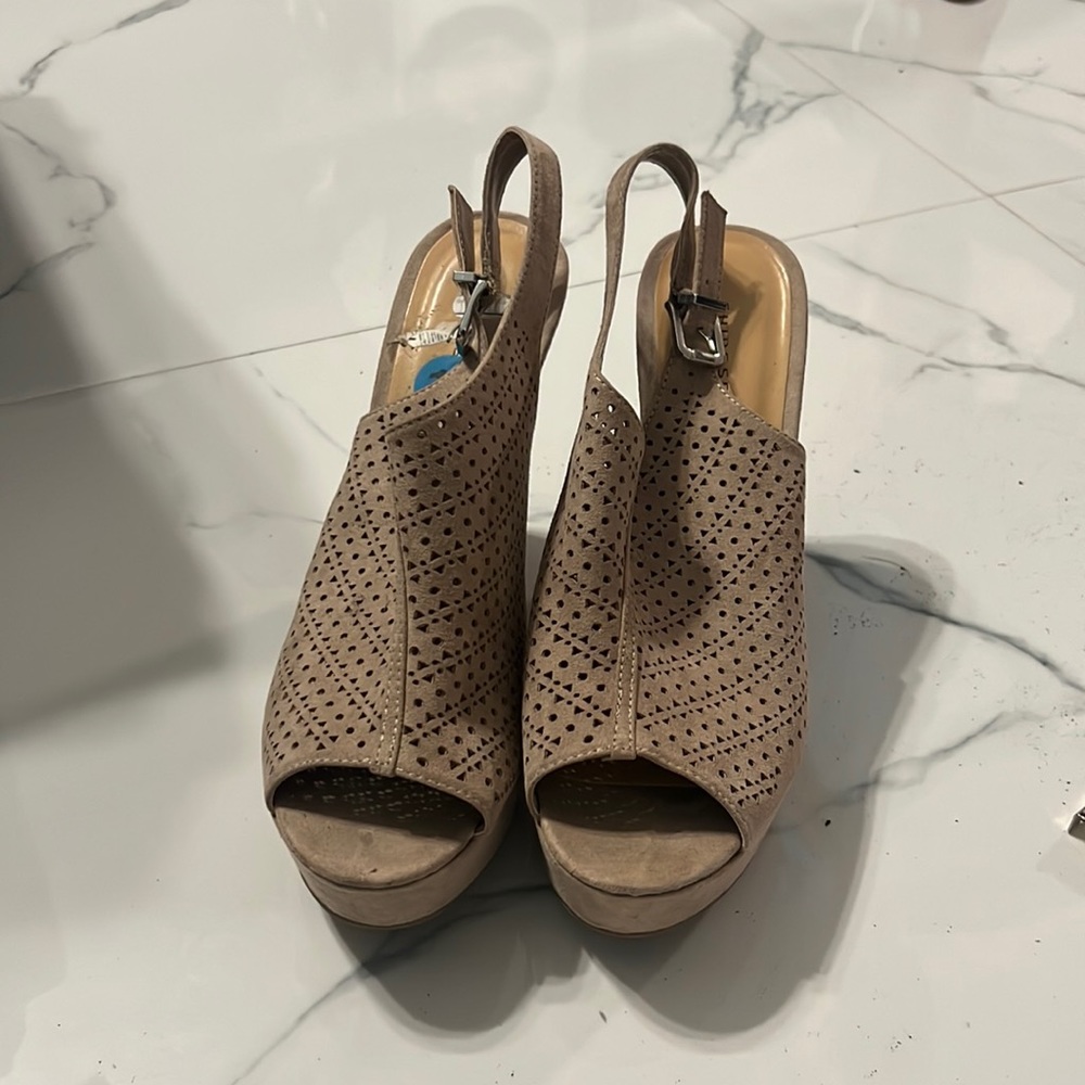 Brand: Chinese Laundry | size 10M | color Nude/Beige